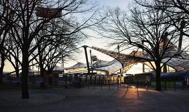 一名员工滑 一名员工滑